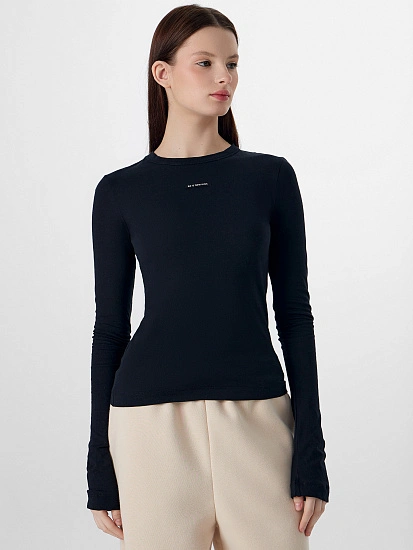 картинка Лонгслив женский черный с надписью "Be a new icon" от магазина стильной одежды Mark Formelle