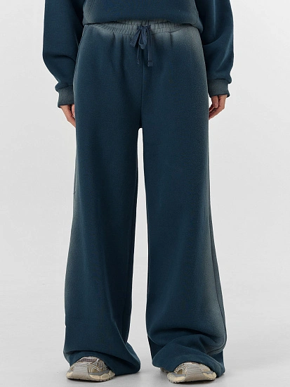 картинка Брюки женские зеленые с декоративными потертостями от магазина стильной одежды Mark Formelle