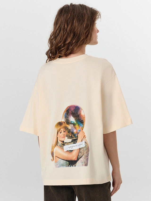 Футболка женская бежевая с принтом - 3