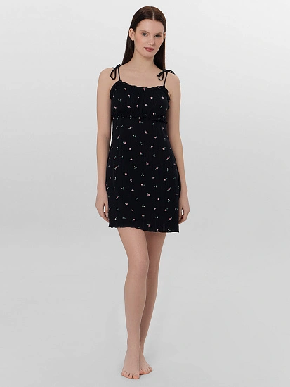 картинка Сорочка ночная женская черная с цветочным принтом от магазина стильной одежды Mark Formelle