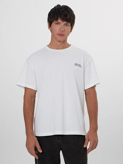 картинка Футболка мужская белая с принтом от магазина мужской одежды Mark Formelle