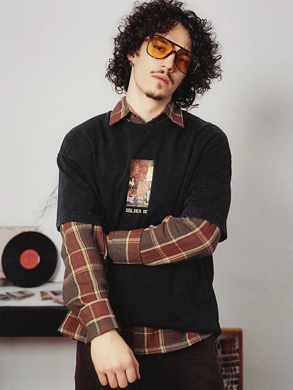 картинка Футболка мужская черная с обработкой эйсид от магазина мужской одежды Mark Formelle