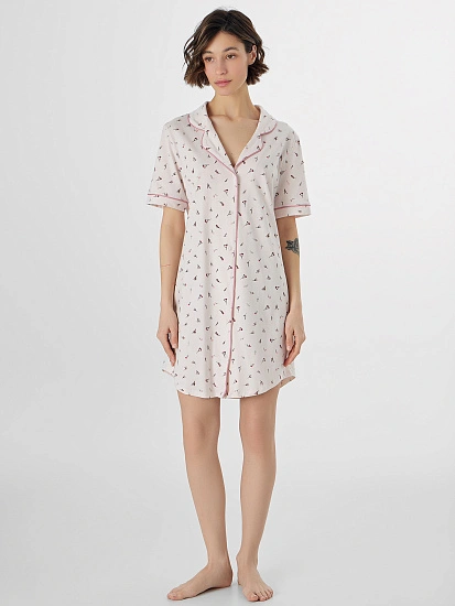 картинка Сорочка ночная женская розовая с цветочным принтом от магазина стильной одежды Mark Formelle