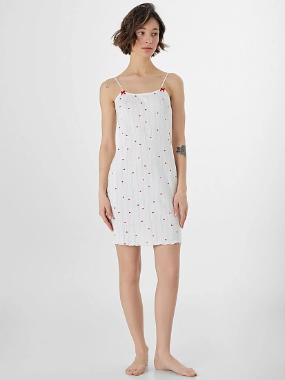 картинка Сорочка ночная женская белая с принтом в сердечко от магазина стильной одежды Mark Formelle