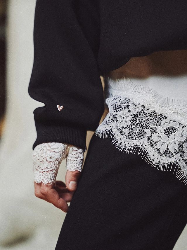 Теплый свитшот женский черный с начесом - 3