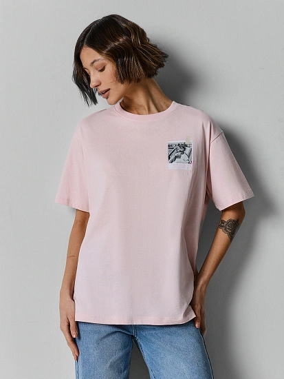 картинка Футболка оверсайз женская розовая с надписью "Все мы родом из детства" от магазина стильной одежды Mark Formelle