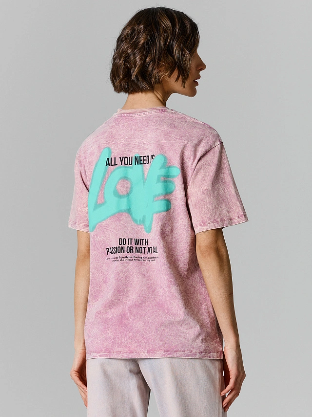 Футболка оверсайз женская розовая с надписью "All you need is love" - 4