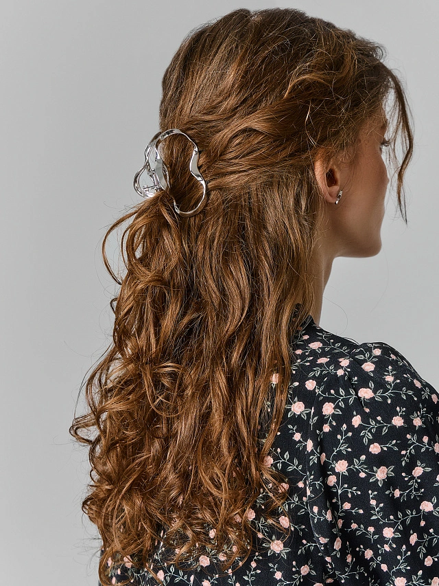 Заколка-крабик для волос женская в серебристом цвете - 3