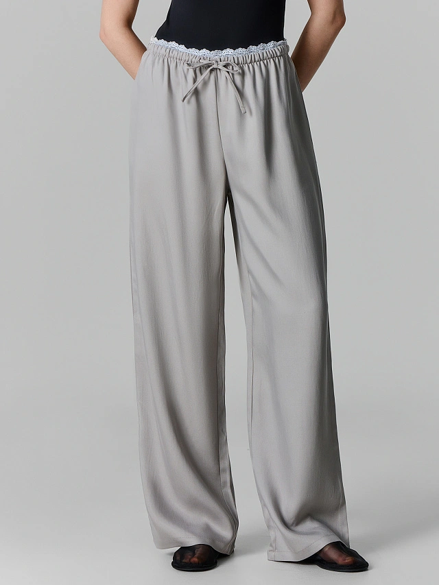 Брюки женские серые прямые с декоративным кружевом - 3