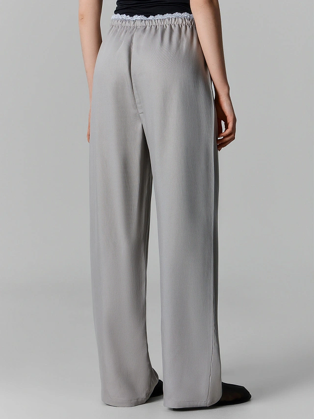 Брюки женские серые прямые с декоративным кружевом - 4