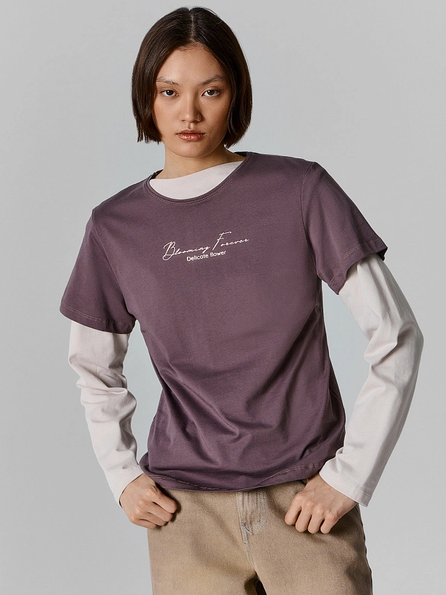Футболка женская фиолетовая с принтом и надписью из хлопка - 4