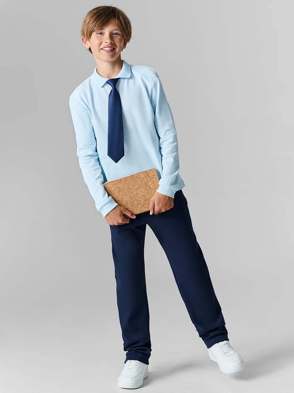 картинка Брюки школьные для мальчиков синие от магазина одежды для мальчиков от бренда Mark Formelle