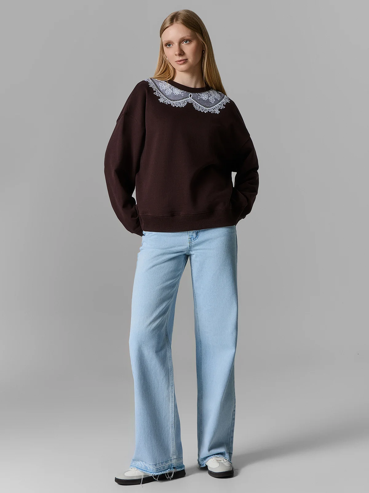 Свитшот женский коричневый с кружевной деталью