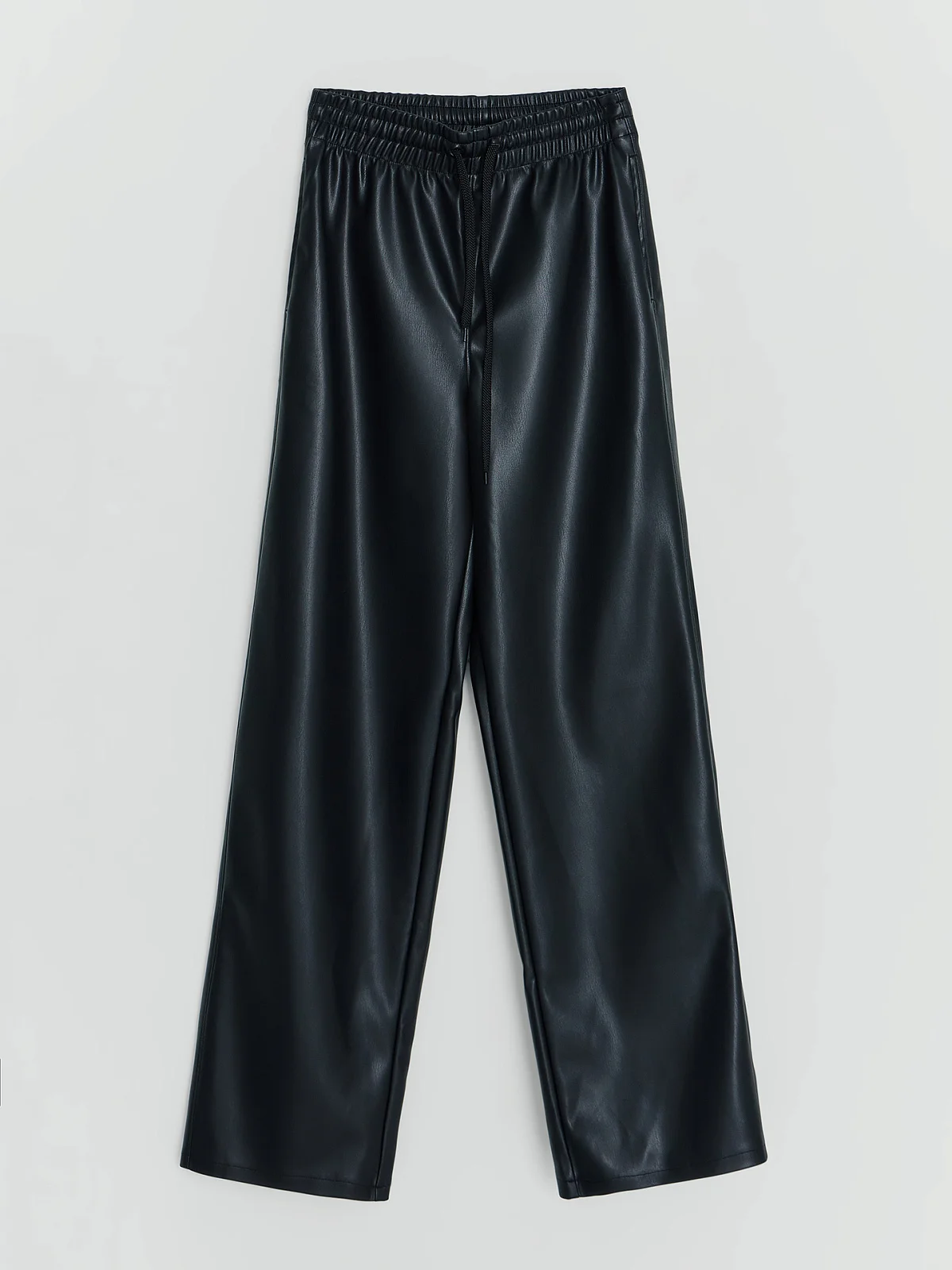 Брюки женские черные прямого кроя из экокожи