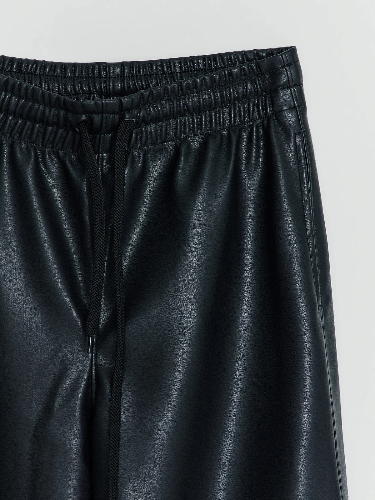 Брюки женские черные прямого кроя из экокожи